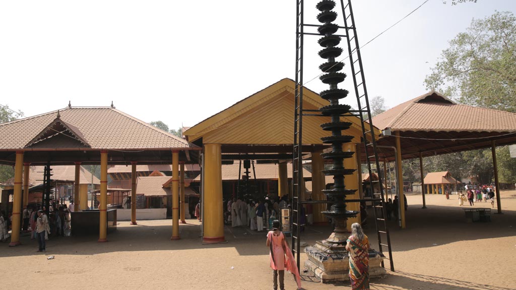 Temple lamp tower and yellow-pillared halls at Kodungallur